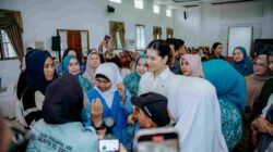 Peringati Hari Disabilitas Internasional, Kahiyang Ayu Serahkan Alat Bantu Dengar bagi Penyandang Disabilitas