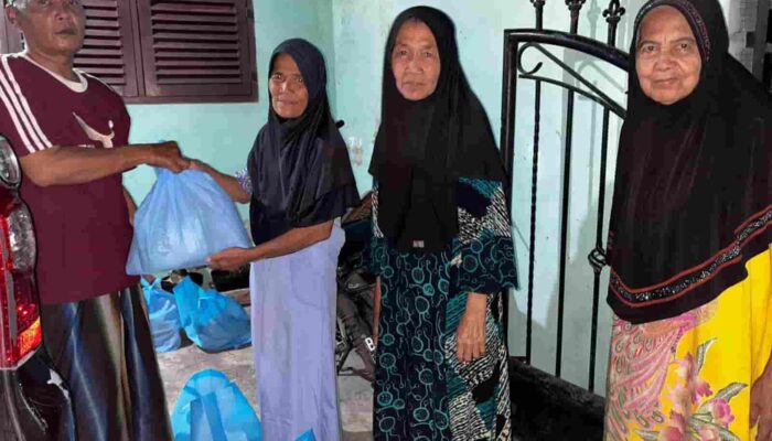 Edison Tamba Gagas Aksi Sosial YPPU, Puluhan Paket Sembako Dibagikan ke Kaum Duafa