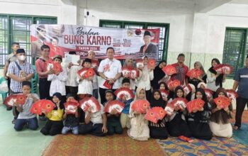 Tanamkan Jiwa Nasionalisme, Wong Chun Sen Bagikan Buku Bergambar Bung Karno kepada Anak Panti