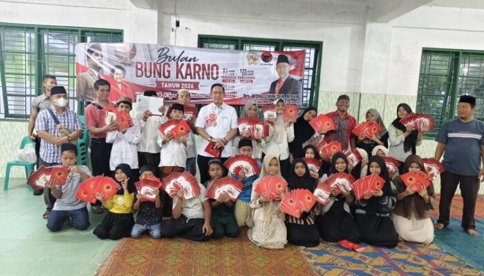 Tanamkan Jiwa Nasionalisme, Wong Chun Sen Bagikan Buku Bergambar Bung Karno kepada Anak Panti