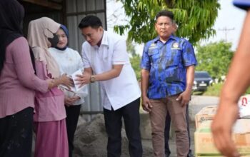 Ricky Anthony Sambangi Korban Kebakaran di Hinai, Serahkan Bantuan dan Bangkitkan Semangat Warga