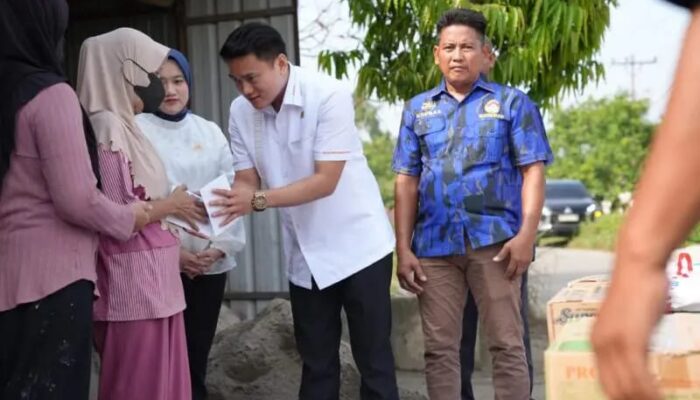 Ricky Anthony Sambangi Korban Kebakaran di Hinai, Serahkan Bantuan dan Bangkitkan Semangat Warga