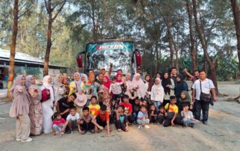 Sekitar 40 Warga Jermal 7 Bersama Fauzi DPRD Medan Nikmati Liburan di Pantai Sri Mersing
