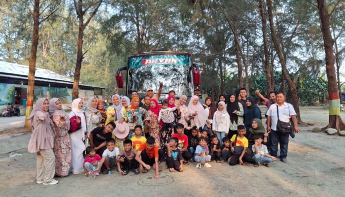 Sekitar 40 Warga Jermal 7 Bersama Fauzi DPRD Medan Nikmati Liburan di Pantai Sri Mersing